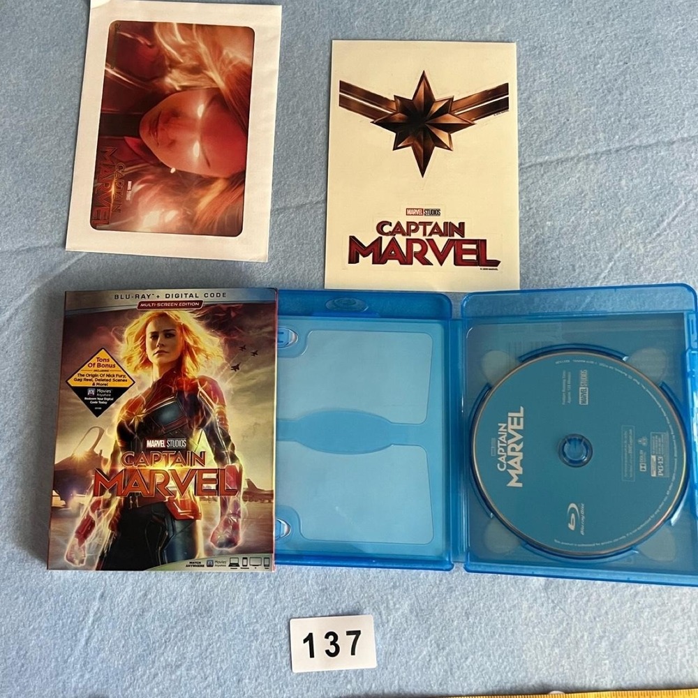 Captain Marvel (2019) Blu-ray + Digital Code + Poster + Card